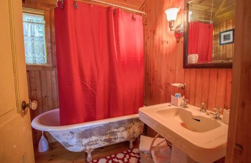 Sebascodegan Island House | Charming Bayview Cottage with Deck, Firepit, Garden - 200