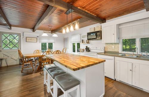 Gilford House | Charming Chalet 5 minutes to both Lake Winni & Gunstock Mtn