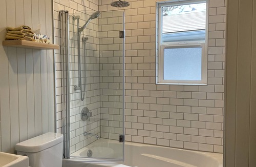 Saanich Bed & Breakfast | Charming Cottage Centrally LocatednBusiness Licence #28949