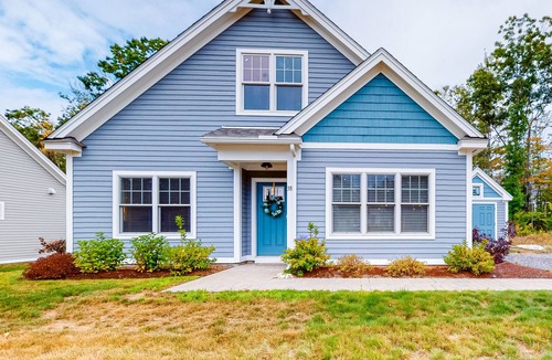 Arundel Cottage | Charming cottage on a preserve with grill, WiFi, W/D, pool, gym, & game room