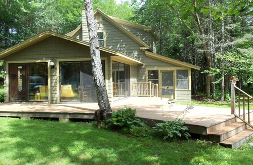 Weld House | Charming Cottage with Deck and Lakefront