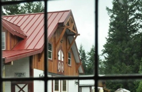 Yellow Point Cottage | Charming Country Cottage Getaway in Yellowpoint - 15 Min to Nanaimo