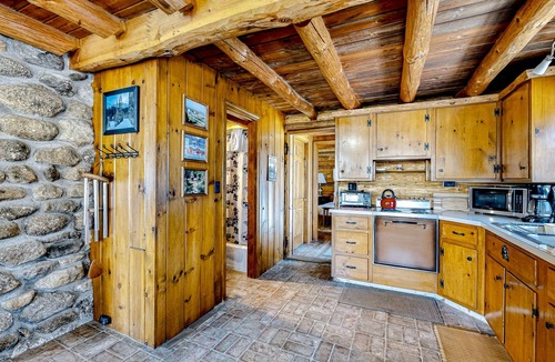 Jackson Cabin | Charming, dog-friendly cabin with an exercise room near golf course
