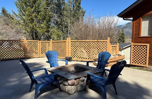 East Kootenay House | Charming Home Near Ski Resorts, Golf Courses & Beautiful Lake Views