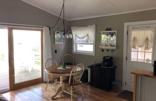 South Hero House | Charming lakefront cottage