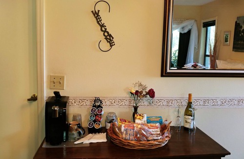 Lakeview Village Apartment | Charming Lakefront Studio w/Lanai & Dock in Lakeview Village