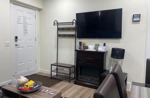 Calgary Apartment | Charming Oasis Tranquil Suite 8 min Airport, AC