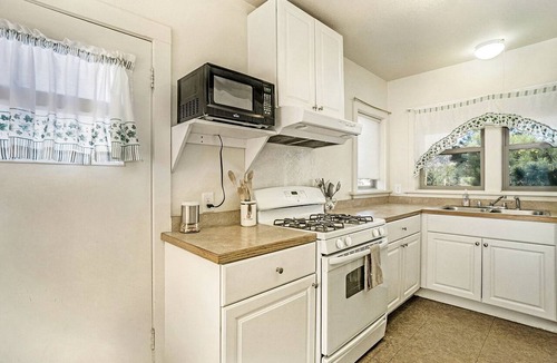 Estes Park Cabin | Charming Pet Friendly Cabin with Barbecue and Hot-tub in Estes Park, Colorado