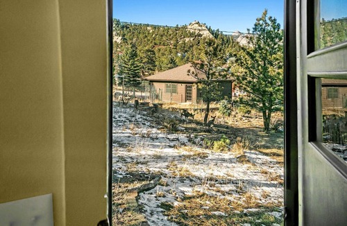 Estes Park Cabin | Charming Pet Friendly Cabin with Barbecue and Hot-tub in Estes Park, Colorado