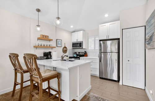 Palm Beach Gardens Cottage | Charming PGA National Getaway -Relax,Dine, and Shop in Florida