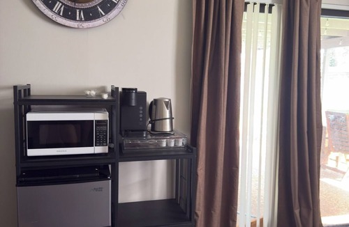 Margate Apartment | Charming room in Margate with private entrance.
