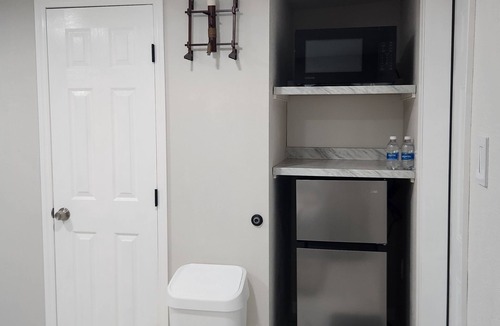 West Park Apartment | Charming studio in wonderful West Park with WiFi, AC