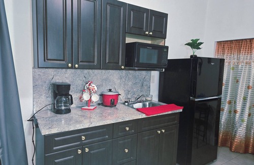 Hialeah Apartment | Charming studio ,minutes from the airport.