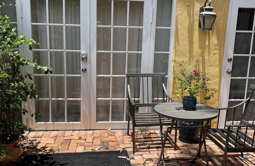 Pinewood Park Cottage | Charming Tuscan, mini villa steps to the waterfront,LaMarina &“NOMAR” district.