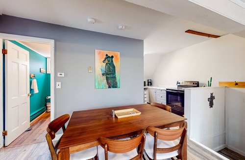 Bartlett Condo | Charming, two-story home with a full kitchen, washer/dryer - near the slopes