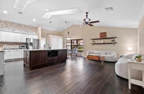 Greenview Shores House | Charming, updated and relaxing 4-bedroom house with a pool in lovely Wellington