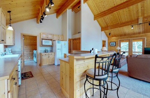 Estes Park Cabin | Charming updated cabin with full kitchen, WiFi, central AC, fireplace & deck