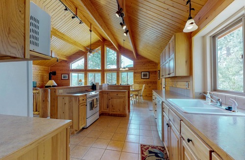 Estes Park Cabin | Charming updated cabin with full kitchen, WiFi, central AC, fireplace & deck
