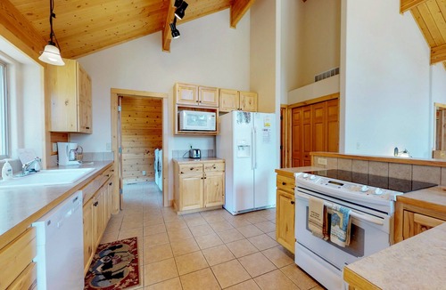Estes Park Cabin | Charming updated cabin with full kitchen, WiFi, central AC, fireplace & deck