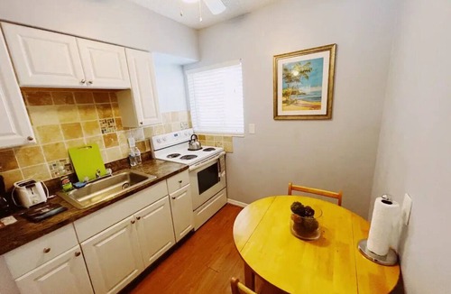 Lauderdale-by-the-Sea Apartment | Charming Deluxe King Apt, Free Parking & Pool - -Walk to Beach!