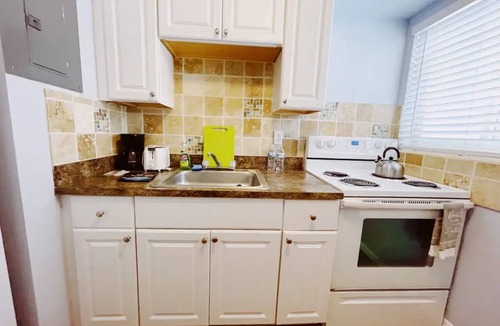Lauderdale-by-the-Sea Apartment | Charming Deluxe King Apt, Free Parking & Pool - -Walk to Beach!