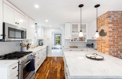 Tisbury House | Charming Vineyard Classic Home, Walk to Town & Boat