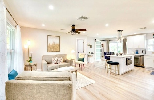 Hunt Club House | Charming woodsy in Westlake area