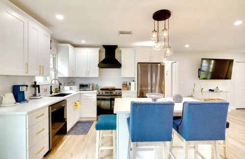 Hunt Club House | Charming woodsy in Westlake area