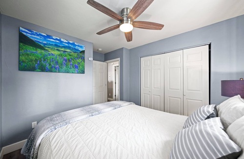 Montrose Cabin | Cheerful 2 bedroom cabin close to the hospitaln