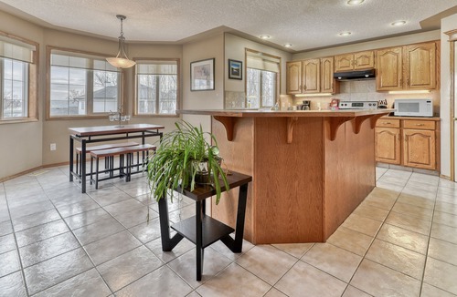 Chestermere House | Cheerful 5-bedroom home close to Chestermere lake