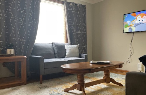 South Euclid House | Cheerful retreat