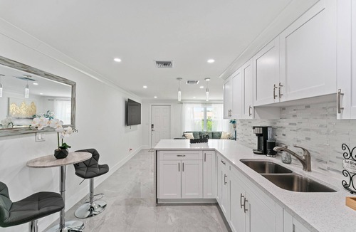 Greenacres House | Cheerful Vacation home 2/1 with outside hot tub
