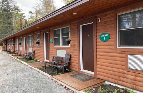 Bethlehem Resort | Cherry Lodge 2: King Room Near Nature Trails