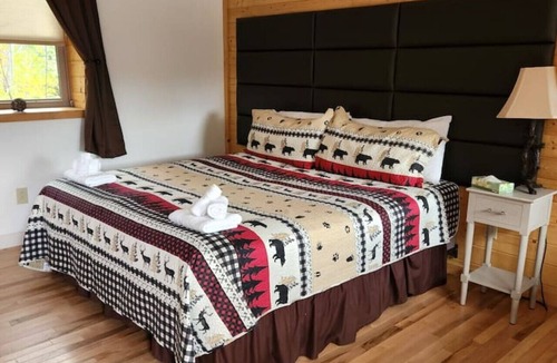 Bethlehem Resort | Cherry Lodge #4: Cozy King Room
