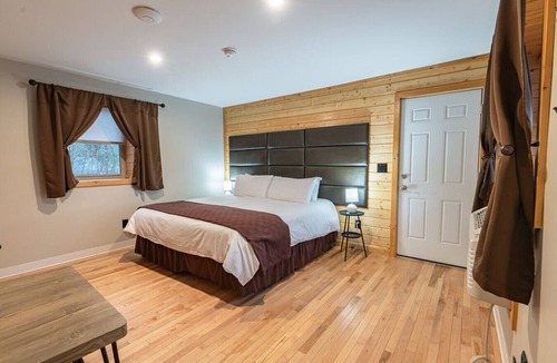 Bethlehem Resort | Cherry Lodge #4: Cozy King Room