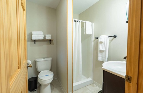Bethlehem Resort | Cherry Lodge King Room #5