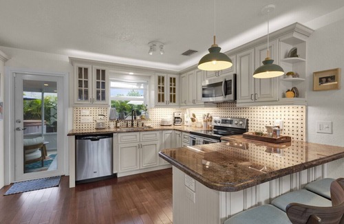 Pompano Beach House | Chez Jasmin: Sunny Home & Hot Tub Minutes to Beach!