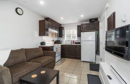 Sunset House | Chic 1BR Laneway Home in South Van