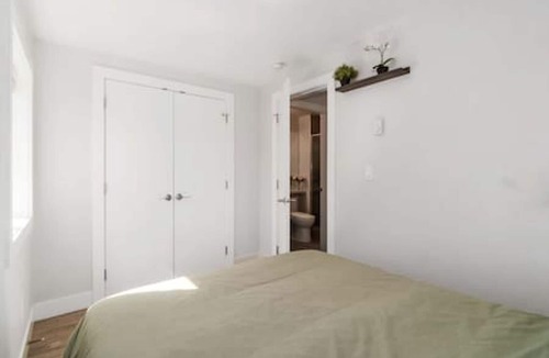 Sunset House | Chic 1BR Laneway Home in South Van
