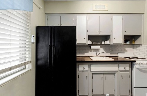 Downtown Hollywood Apartment | Chic 1BR Studio – Pets Welcome, Garden and BBQ