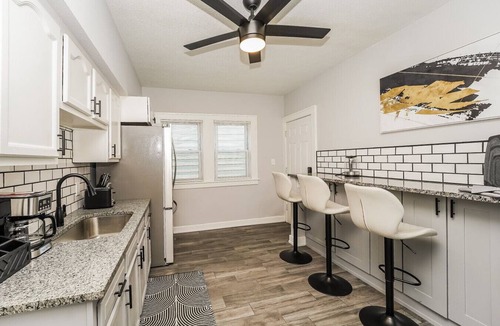 Cleveland Apartment | Chic 3 Bedroom close to I-90, Downtown and Lake Erie