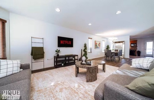 Jasper Place House | Chic 3BR Modern Home - Wi-Fi - Netflix - Sleeps 8!