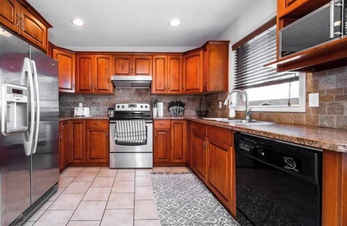 Jasper Place House | Chic 3BR Modern Home - Wi-Fi - Netflix - Sleeps 8!