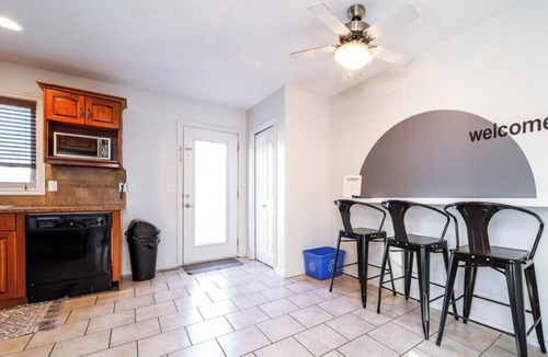 Jasper Place House | Chic 3BR Modern Home - Wi-Fi - Netflix - Sleeps 8!
