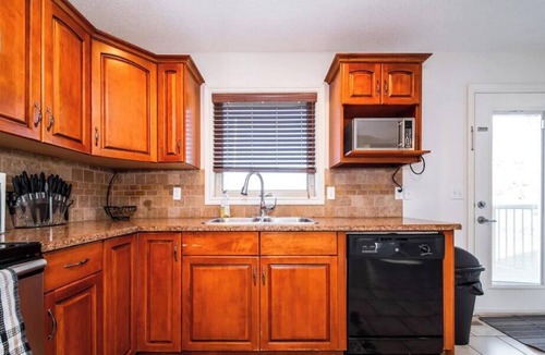 Jasper Place House | Chic 3BR Modern Home - Wi-Fi - Netflix - Sleeps 8!