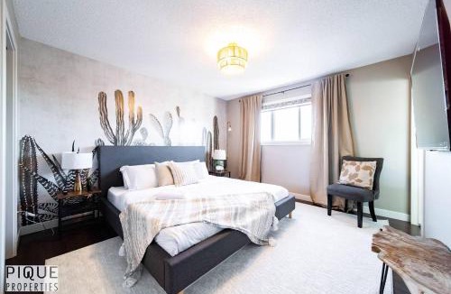 Southeast Edmonton Apartment | Chic 6BDRM Getaway - KingBed - Patio - BBQ - Garage - Wifi