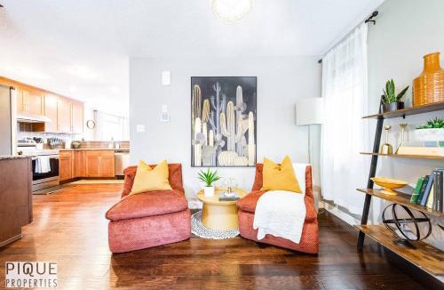 Southeast Edmonton Apartment | Chic 6BDRM Getaway - KingBed - Patio - BBQ - Garage - Wifi