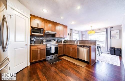 Southeast Edmonton Apartment | Chic 6BDRM Getaway - KingBed - Patio - BBQ - Garage - Wifi