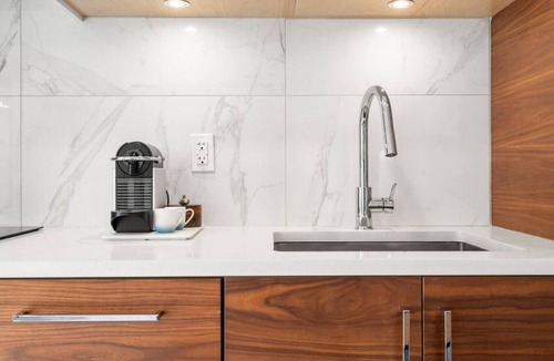 Lower Lonsdale Apartment | Chic & Cozy Studio w/Patio| Fast WiFi| Nespresso