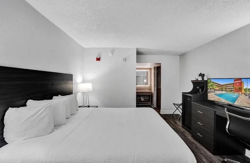 Downtown Hollywood Hotel | Chic Downtown Haven near Hollywood Beach Broadwalk! 2 Relaxing Units! Breakfast!
